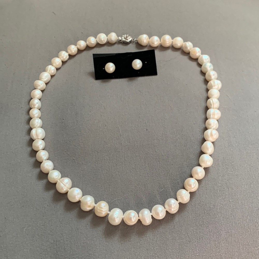 Authentic Salt Water Peal Necklace & Earring Set!